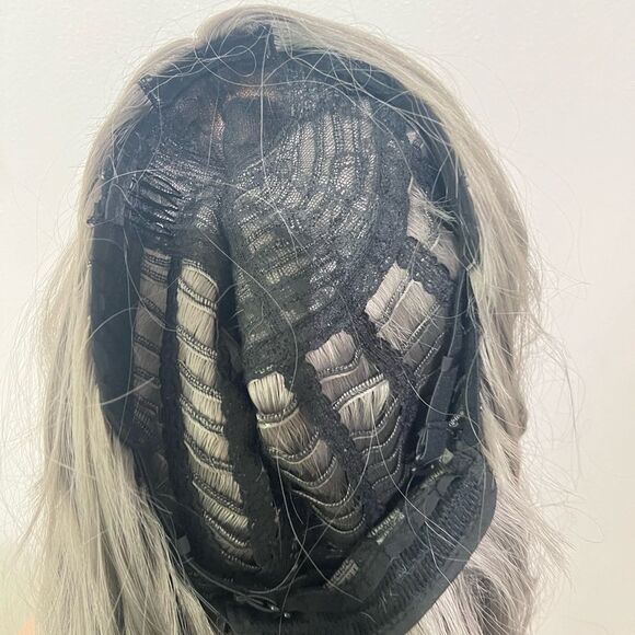 Elegant Long Wavy Gray Wig NWOT - Picture 7 of 9